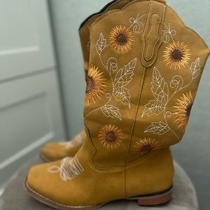 Sunflower boots!!